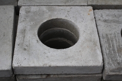 Płyta nośna z otworem fi 20 do zasuw betonowa, 40x40x7 cm, uniwersalna